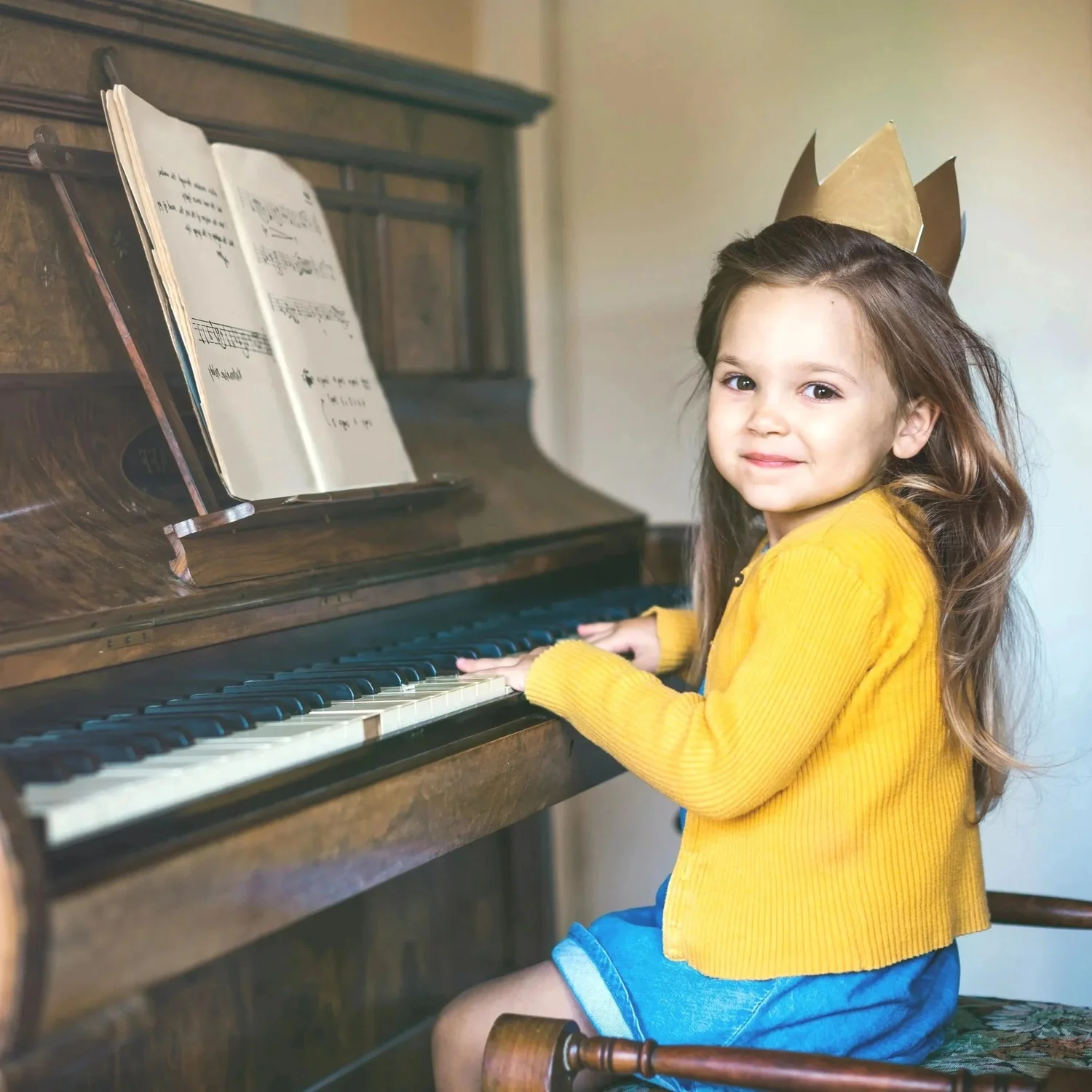 Jeune enfant souriant au piano pendant une leçon Studio Joy