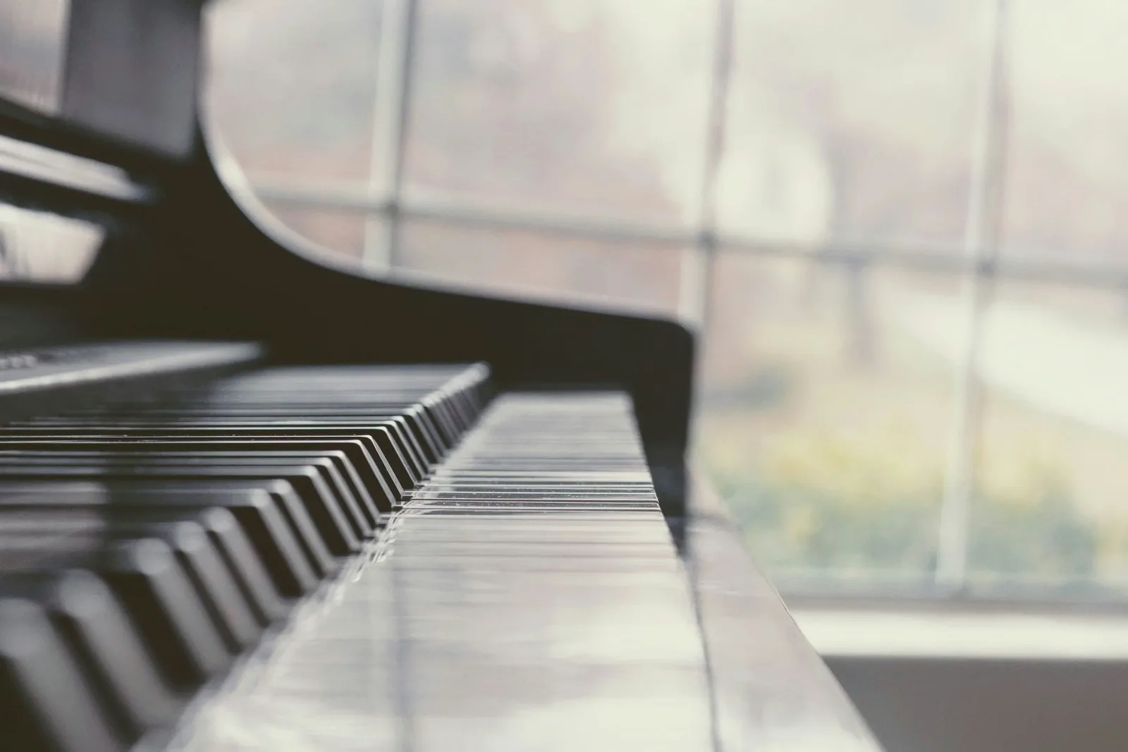 Clavier de piano près d'une fenêtre lumineuse